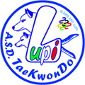 Logo dell'Associazione Sportiva Dilettantistica Taekwondo LUPI, Ass.ne no profit,il logo è un tondo con scritto il nome dell'associazione LUPI con i colori azzurro, verde bianco e rosso della bandiera italiana, è formato dalla testa di due lupi e cinque piccoli loghi dei colori dei cerchi Olimpici
