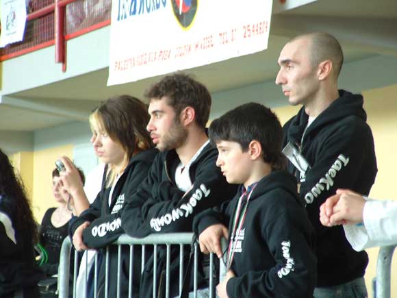 Impegnatissimi a guardare la gara di Forme di Taekwondo
